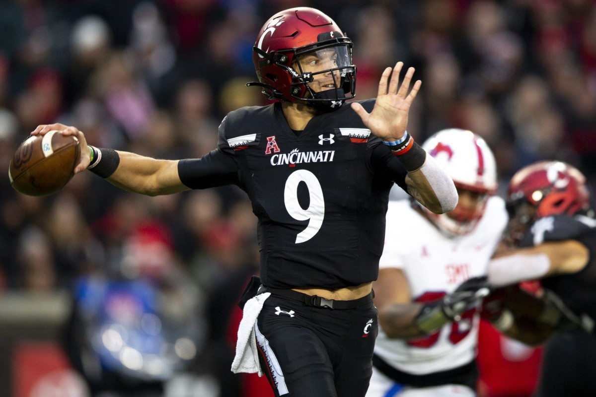 Cincinnati Bearcats quarterback Desmond Ridder (9) throws a pass against SMU. Albert Cesare / The Enquirer / USA TODAY NETWORK